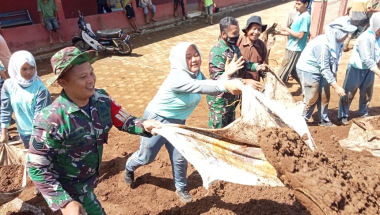 Kegiatan Lanjutan Pembersihan Material Longsor di SD Susukan, Banjarnegara